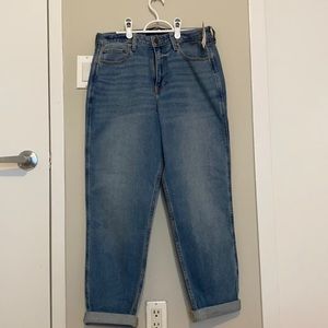 HOLLISTER Ultra high rise mom jean